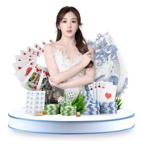 Hai chú gà chọi đang thi đấu trong trường gà